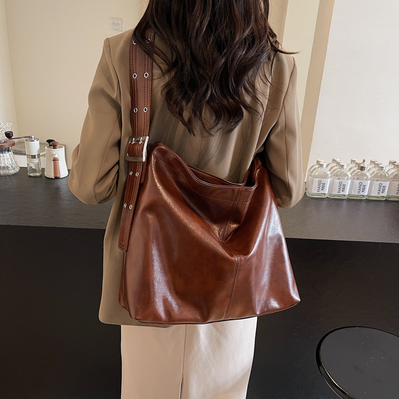 Free shipping designer Casual Retro Large Capacity Bag for Women New Autumn Winter Loose Feel Shoulder Bag Crossbody Bag Tote Bucket Bag