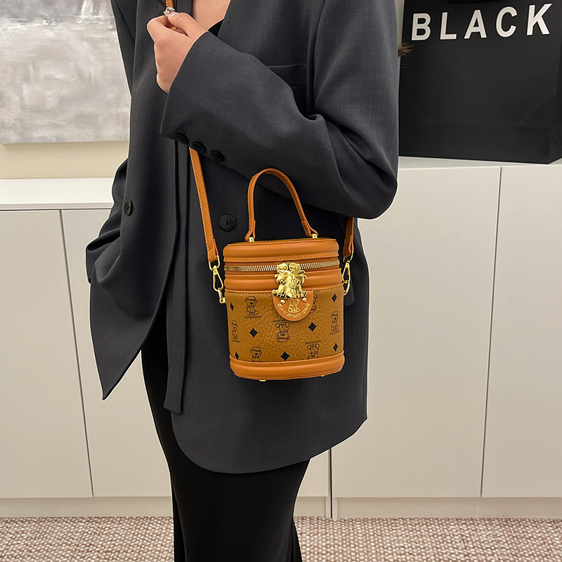 Free shipping designer This Year Trendy Bags for Women 2025 New Niche High-End Feel Shoulder Bag Cylinder Bag Stylish Handbag Crossbody Bag Bucket Bag