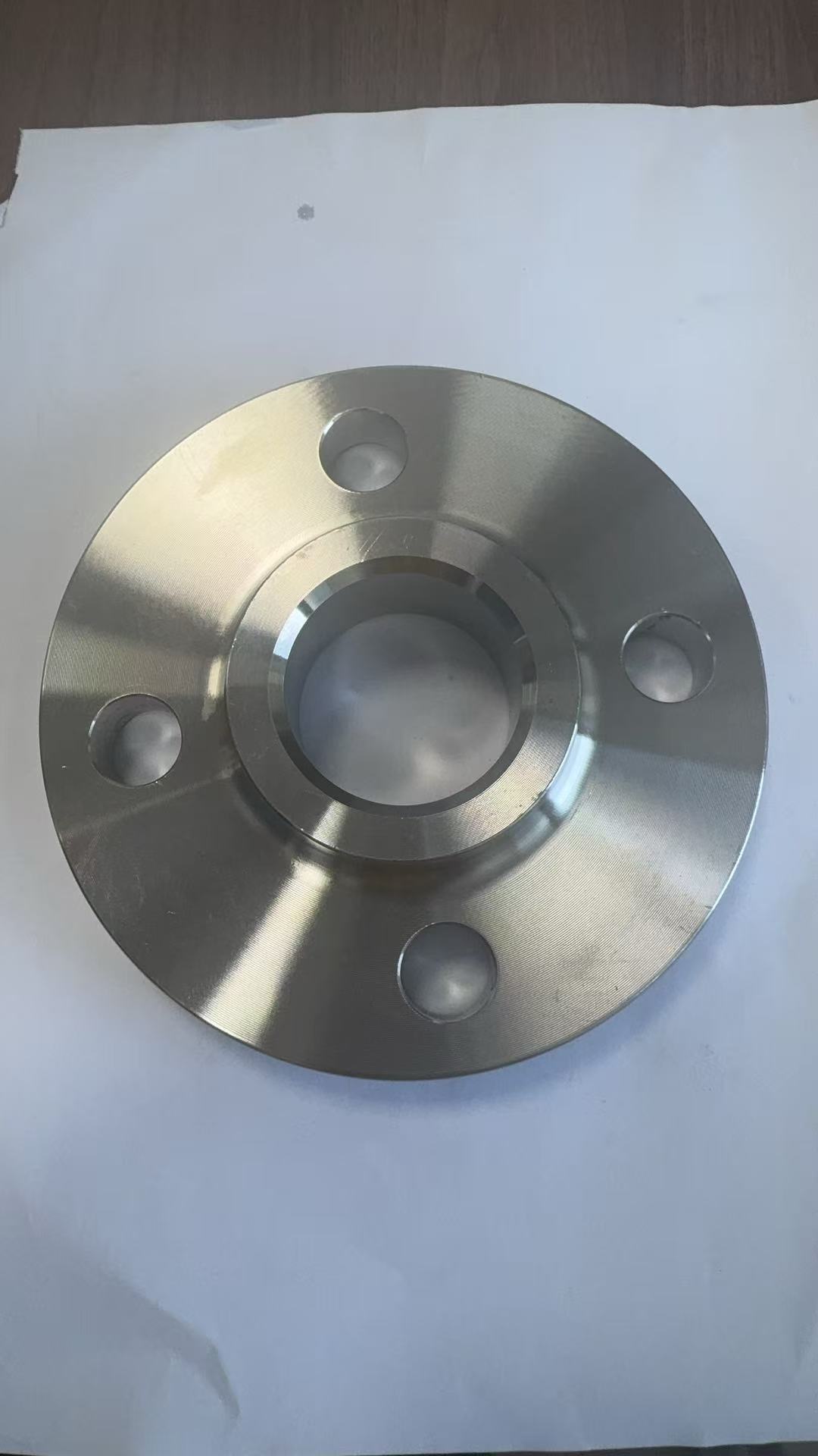 Durable and lightweight with neck flat welding flange