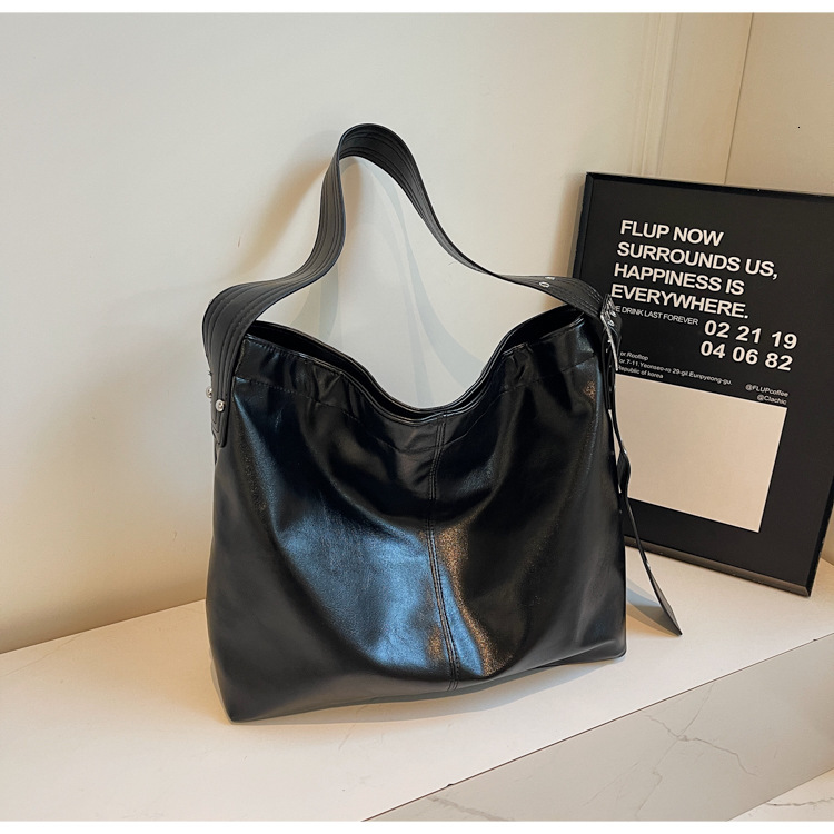 Free shipping designer Casual Retro Large Capacity Bag for Women New Autumn Winter Loose Feel Shoulder Bag Crossbody Bag Tote Bucket Bag