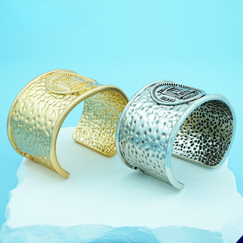 Vintage Baroque Wide Open Cuff Bracelet - Distressed Gold/Silver Plated Diamond Quilted Design - Light Luxury Statement Jewelry for Women