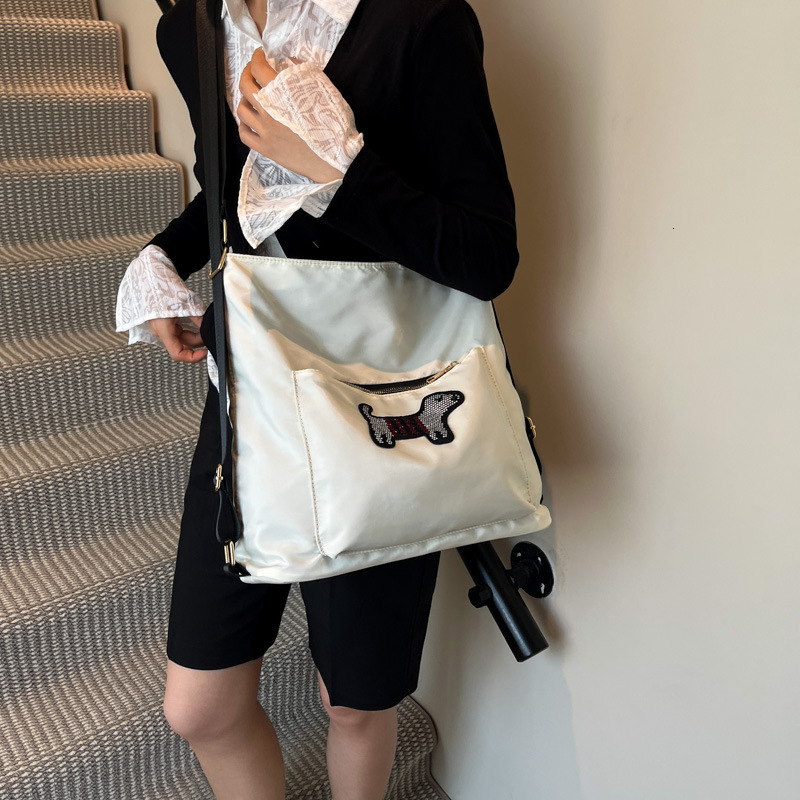 Free shipping designer Large Capacity Tote Bag Simple Casual Daily Travel Shoulder Bag Travel Cloth Bag for Women 2025 Summer New Large Bag