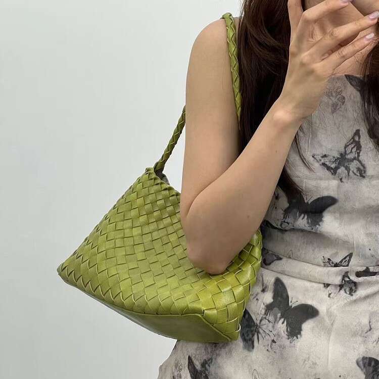 Hot-Selling Retro Hand-Woven High-End French Baguette Underarm Small Boat Niche Bag Fashion Commuter Shoulder Handbag