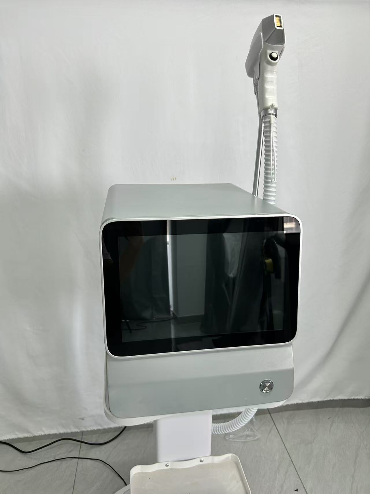 Professional Diode Laser Hair Removal Equipment 808nm Triple Wavelength Painless Permanent Hair Removal Machine For Salon Or Spa Use