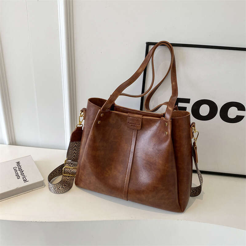 Commuting Versatile Underarm Large Capacity for Women, Autumn Winter 2025 New Korean Retro Fashion Single Shoulder Tote Bag
