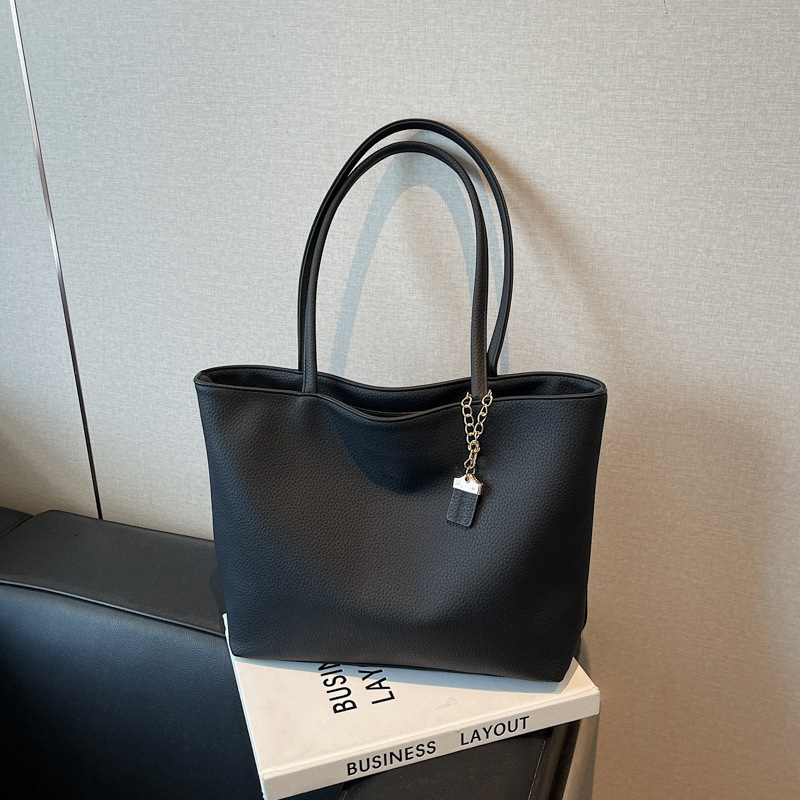 Free shipping designer Large Capacity Tote Bag Simple Versatile Shoulder Bag Underarm Bag for Women 2025 Summer New Fashion Versatile Commuter Bag