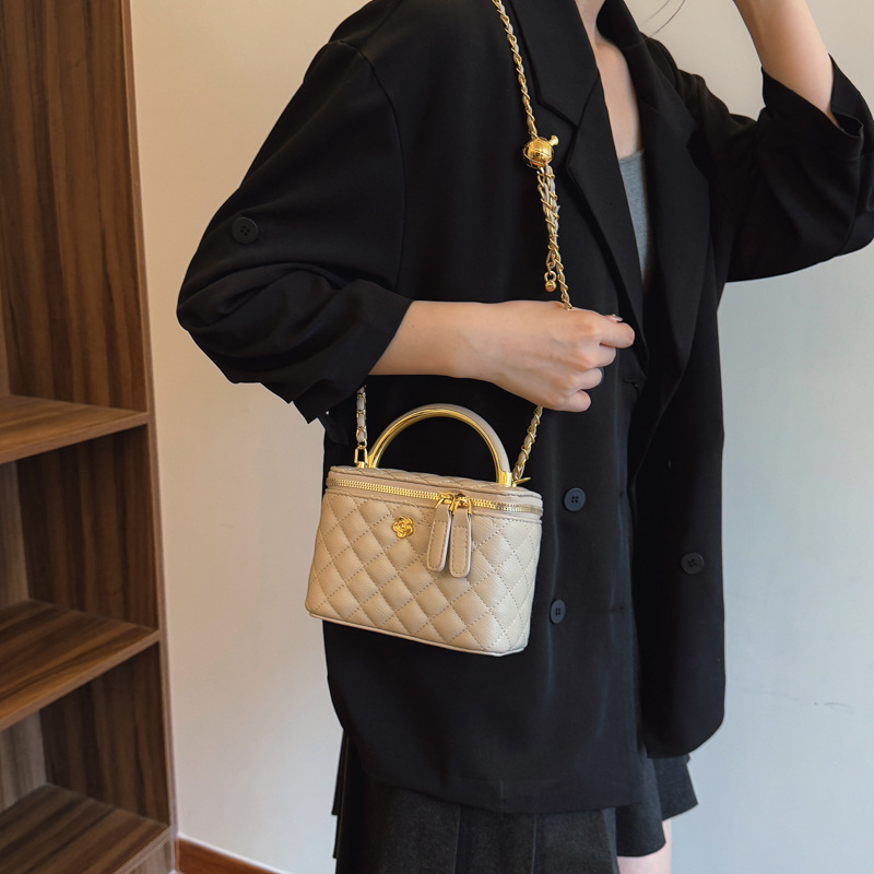Free shipping designer Spring Summer High-End Niche Crossbody Bag Small Bag for Women 2025 New Fashion Shoulder Bag Phone Bag Quilted Box Bag