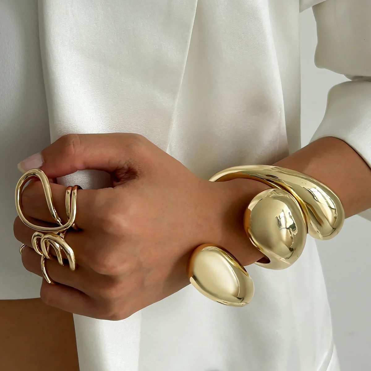DIEZI Vintage Big Water Drop Heavy Metal Wide Cuff Bangles Bracelets Vintage Punk Geometric Metal Spring Bangle For Women Men 250701