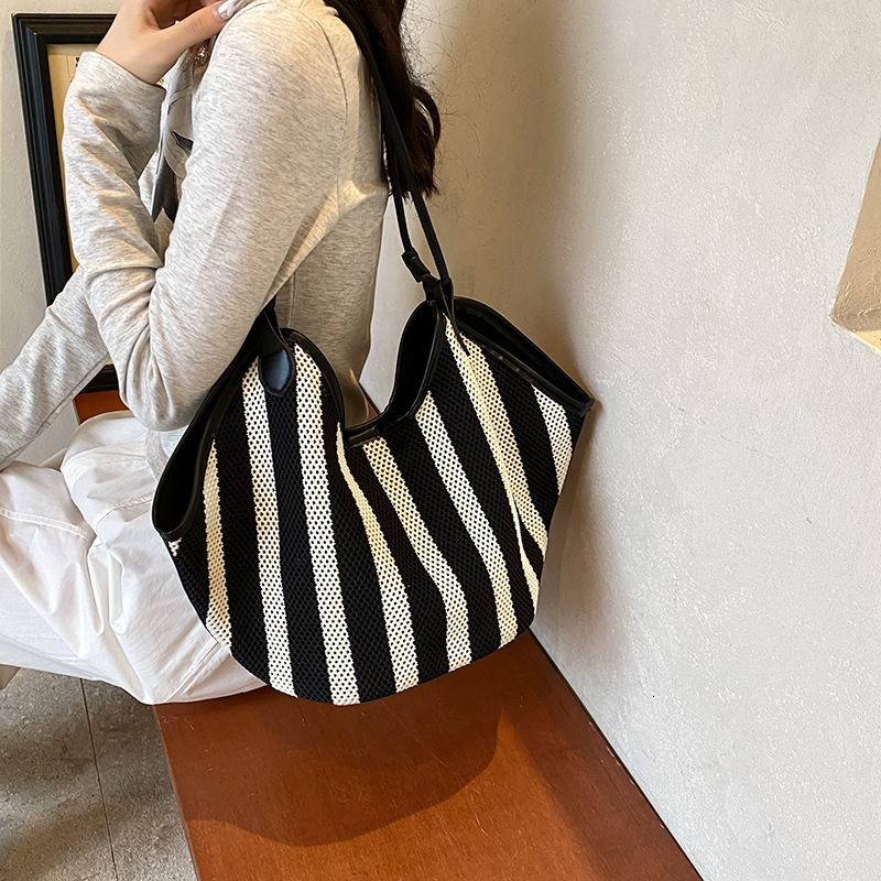 Free shipping designer Casual Large Capacity Hollow Mesh Bag for Women 2025 New Commuter Versatile Shoulder Bag Summer Handbag Tote Bag
