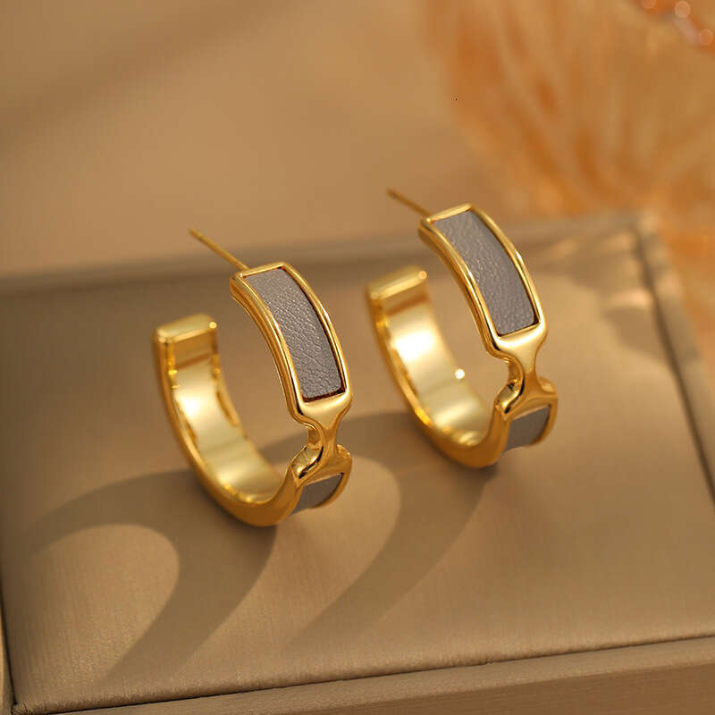 New Gold C-Shaped Leather Hoop Artistic Temperament Earrings For Women High-End Exaggerated Design Ear Jewelry