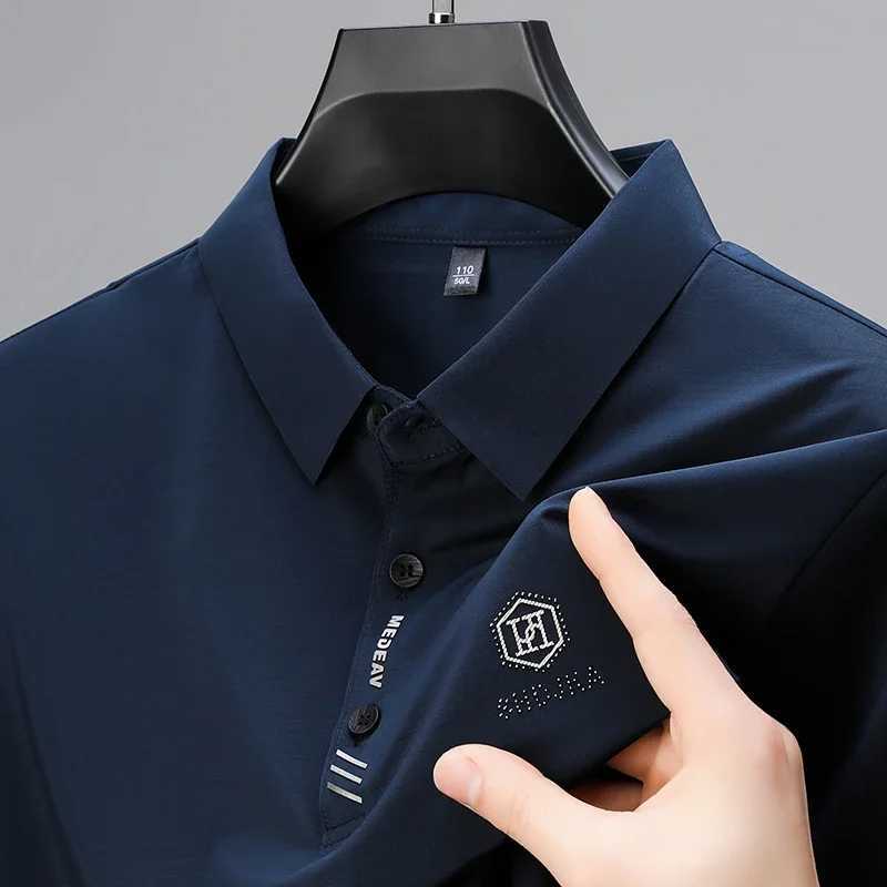 New Mens Business Casual Short Sleeved Shirt with Badge Solid Color Polo Shirt Fashionable Breathable Comfortable Versatile Top Y250708 Y250708