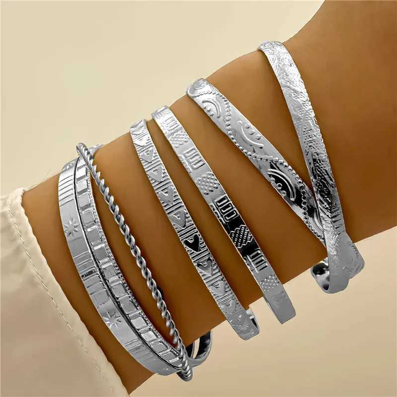 7 Pcs/Set Punk Gold Color Bracelets for Women Streetwear Goth Heart Prints Metal Design Open Bangle Fashion Jewelry Gifts 2024 XJ250707