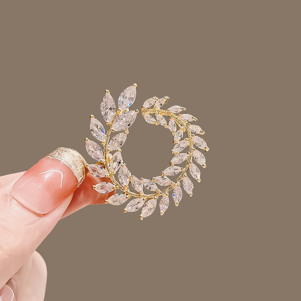 European and American simple and fashionable geometric zircon stud earrings, leaf-shaped earrings, small accessories, personalized stud earringscross-
