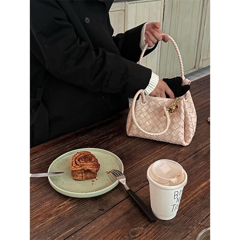 2025 Vintage knitted vegetable basket bag for women with niche design suitable for commuting and work a handbag with a sense of high - end Commuter Of