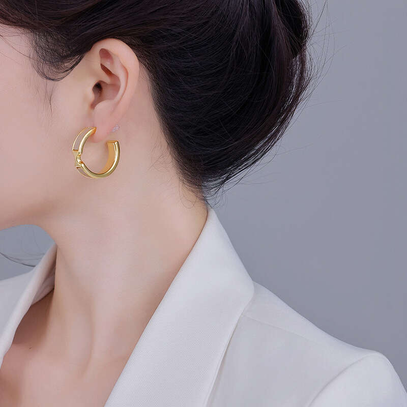 New Gold C-Shaped Leather Hoop Artistic Temperament Earrings For Women High-End Exaggerated Design Ear Jewelry