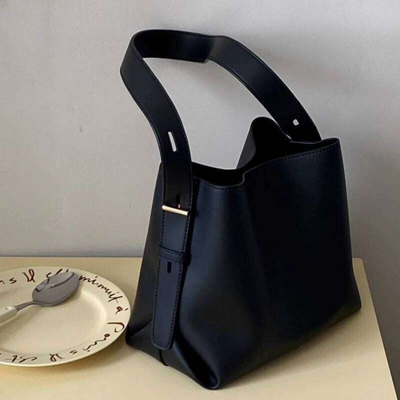 Small Niche Design Of Bucket New Women's Daily Commuting Tote Bag, Large Capacity Single Shoulder Crossbody Bag