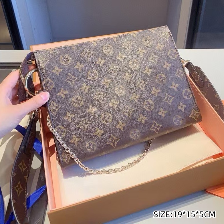 Designer style fashionable girl makeup bag wash bag light luxury classic retro shoulder bags flower letter crossbody bags 2025