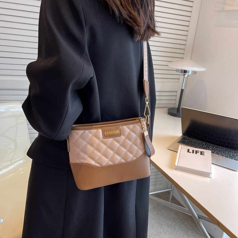 Free shipping designer Trendy Women Bags 2025 New Fashion Wide Strap Shoulder Bag Crossbody Bag Versatile Ins Hot Style Hobo Bag