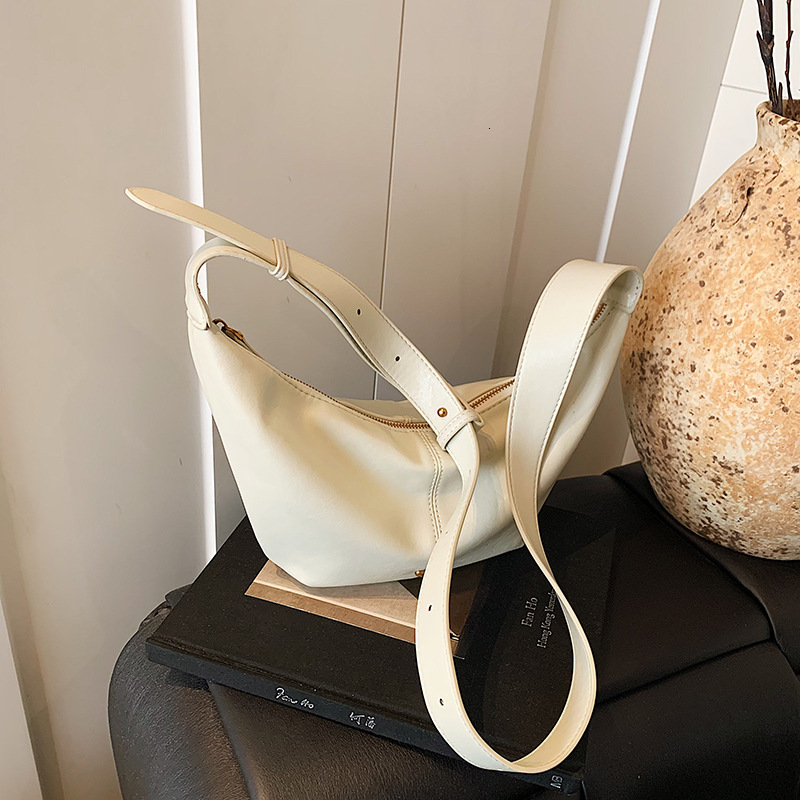 Free shipping designer Korean Version High-Quality Simple Casual Versatile Shoulder Bag Commuter Bag for Women 2025 Summer New Crossbody Dumpling Bag