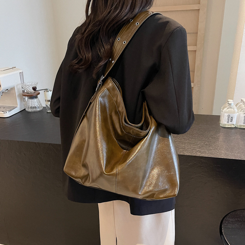 Free shipping designer Casual Retro Large Capacity Bag for Women New Autumn Winter Loose Feel Shoulder Bag Crossbody Bag Tote Bucket Bag