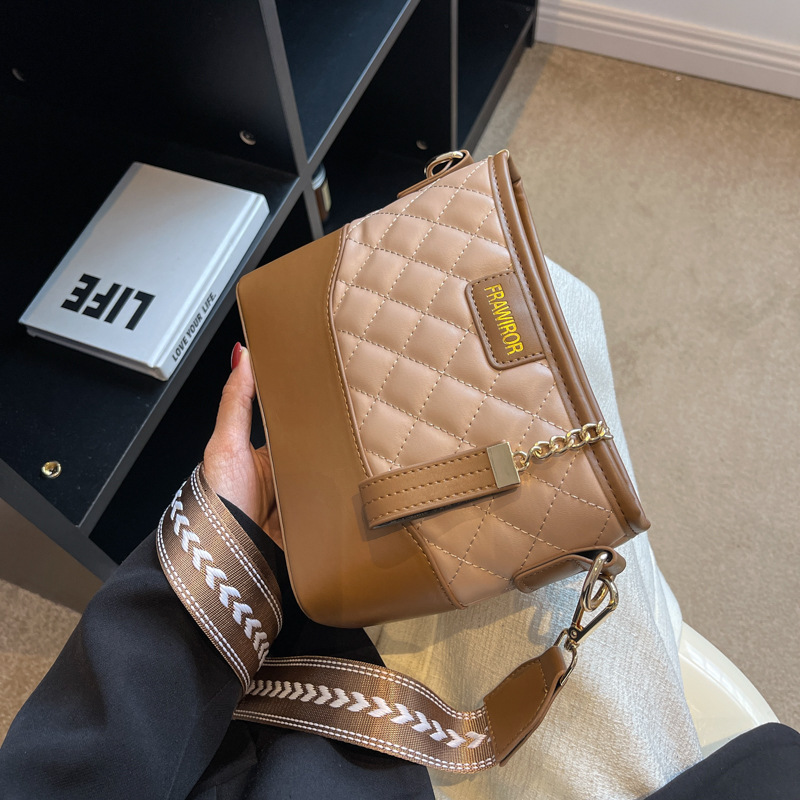 Free shipping designer Trendy Women Bags 2025 New Fashion Wide Strap Shoulder Bag Crossbody Bag Versatile Ins Hot Style Hobo Bag