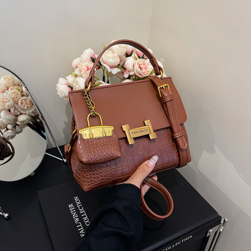 Free shipping designer Handbag Retro Fashion Bag for Women Autumn New Simple Casual Small Square Bag High-end Versatile Crossbody Bag