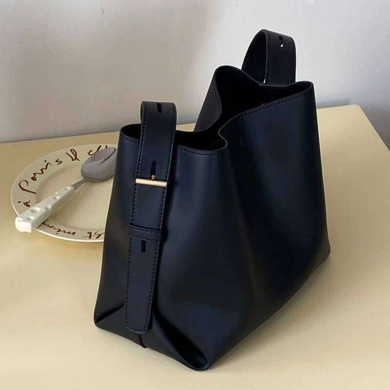 Small Niche Design Of Bucket New Women's Daily Commuting Tote Bag, Large Capacity Single Shoulder Crossbody Bag