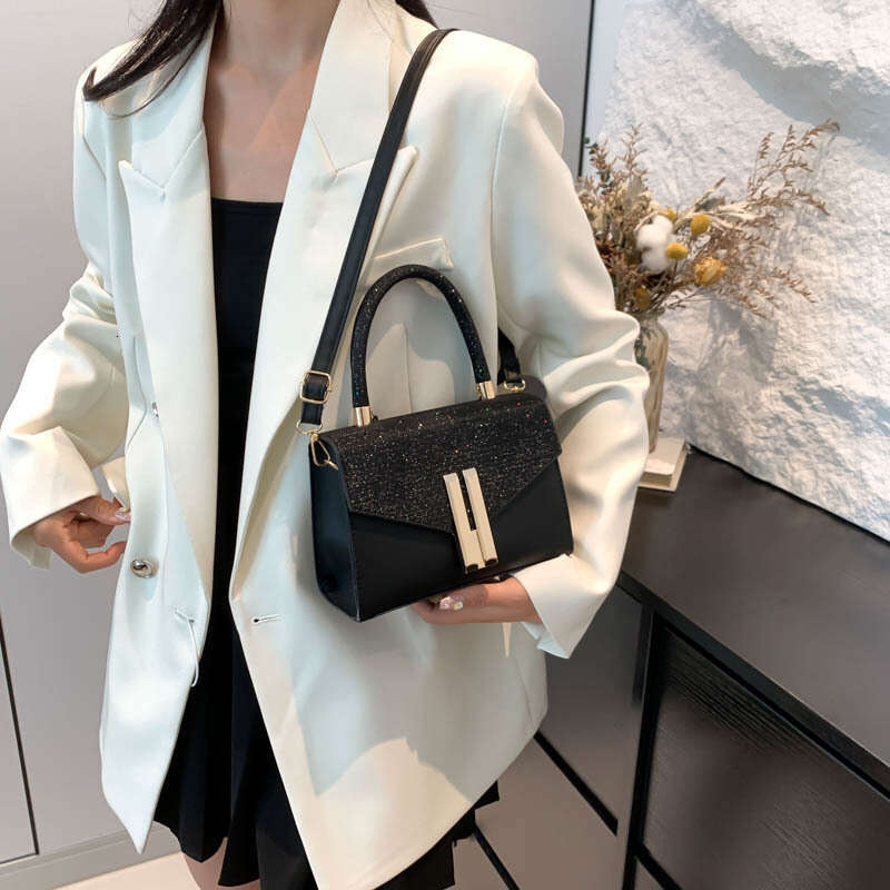 2025 New Versatile Shoulder Crossbody Autumn and Winter Fashionable High-End PU Handbag Small Square Bag for Women