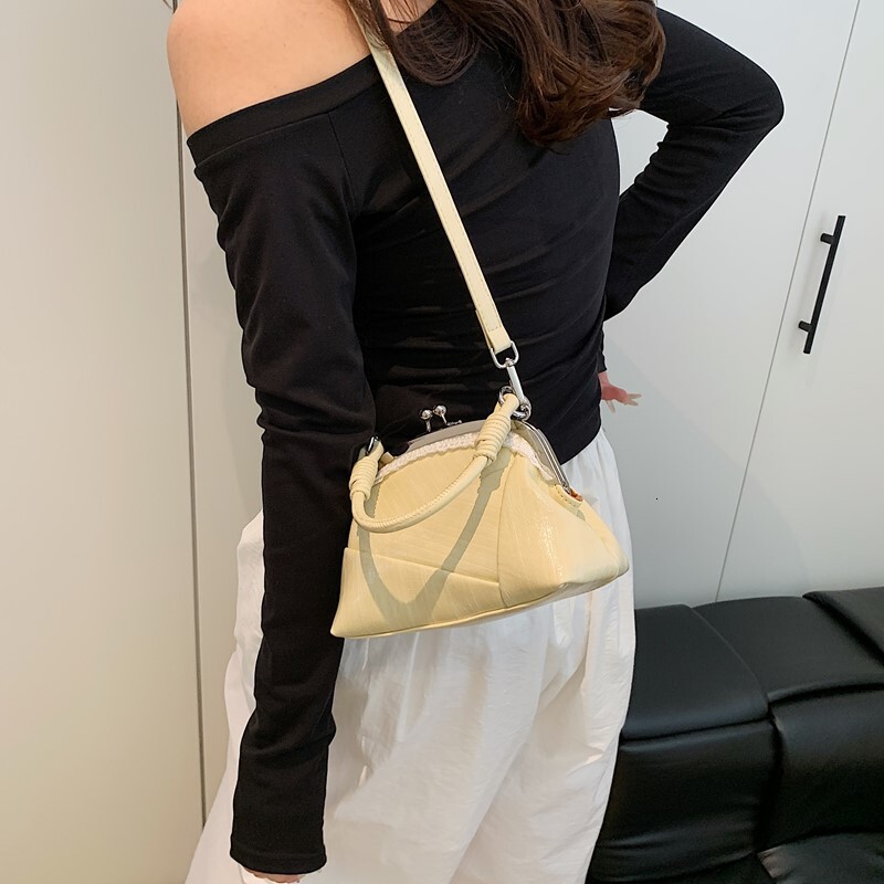 Free shipping designer Niche Design Simple Elegant Shell Bag 2025 New Summer Fashion Trendy Versatile Stylish Shoulder Bag