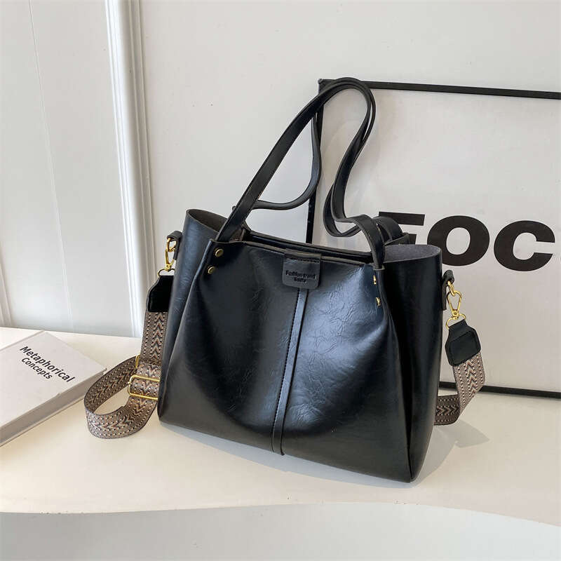 Commuting Versatile Underarm Large Capacity for Women, Autumn Winter 2025 New Korean Retro Fashion Single Shoulder Tote Bag