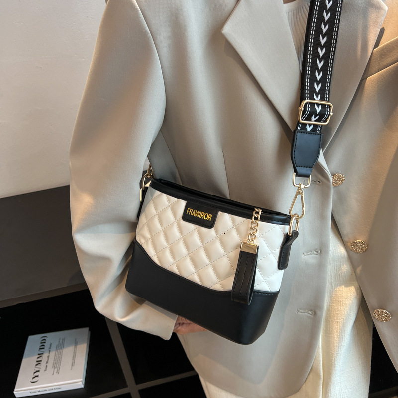Free shipping designer Trendy Women Bags 2025 New Fashion Wide Strap Shoulder Bag Crossbody Bag Versatile Ins Hot Style Hobo Bag