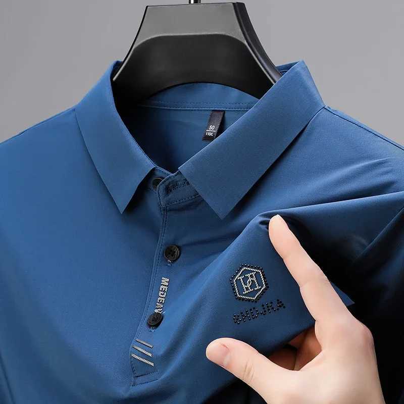 New Mens Business Casual Short Sleeved Shirt with Badge Solid Color Polo Shirt Fashionable Breathable Comfortable Versatile Top Y250708 Y250708