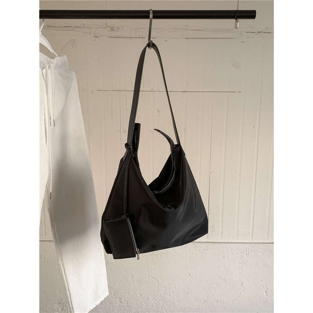 Women's new single shoulder crossbody bag with large capacity nylon bag for commuting fashionable and high-end feeling