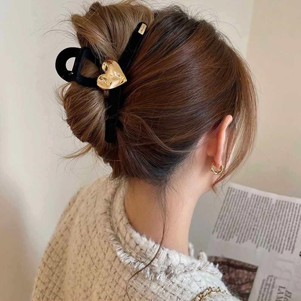 New Black Velvet Heart Hair Clip for Women Temperament Hair Claw Clips Large Size Hairpin Franch Girl Winter Hair Accessories Z250707