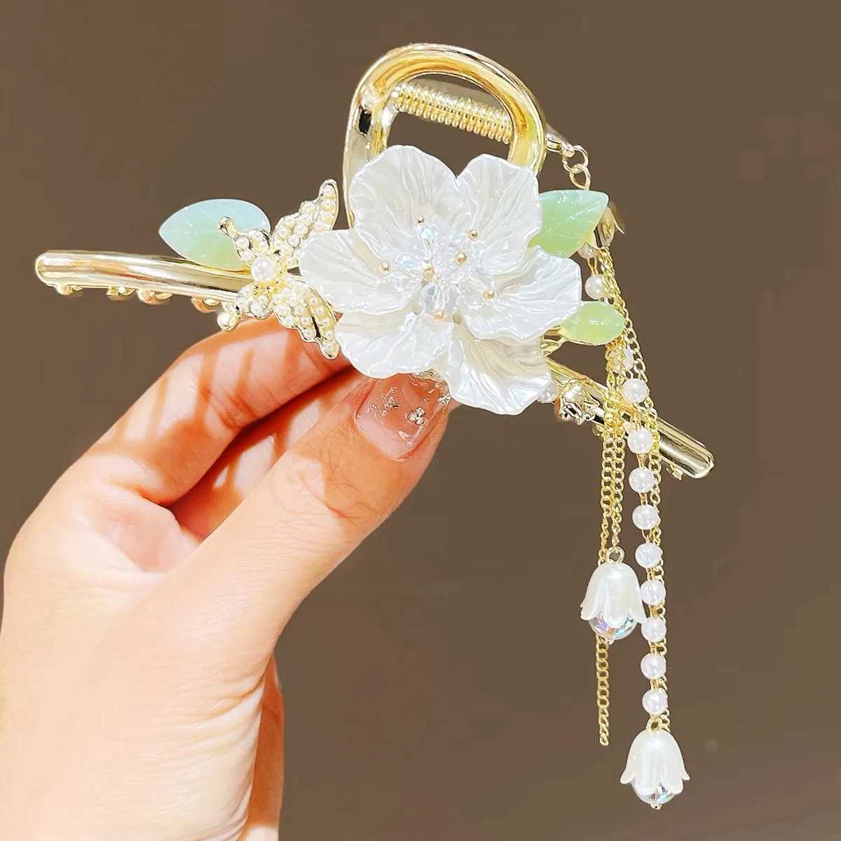 Korean Women Camellia Tassel Grab Clip With Tassels Large Back Of The Head Metal Shark Claw Hairpin Hair Accessories Y250707