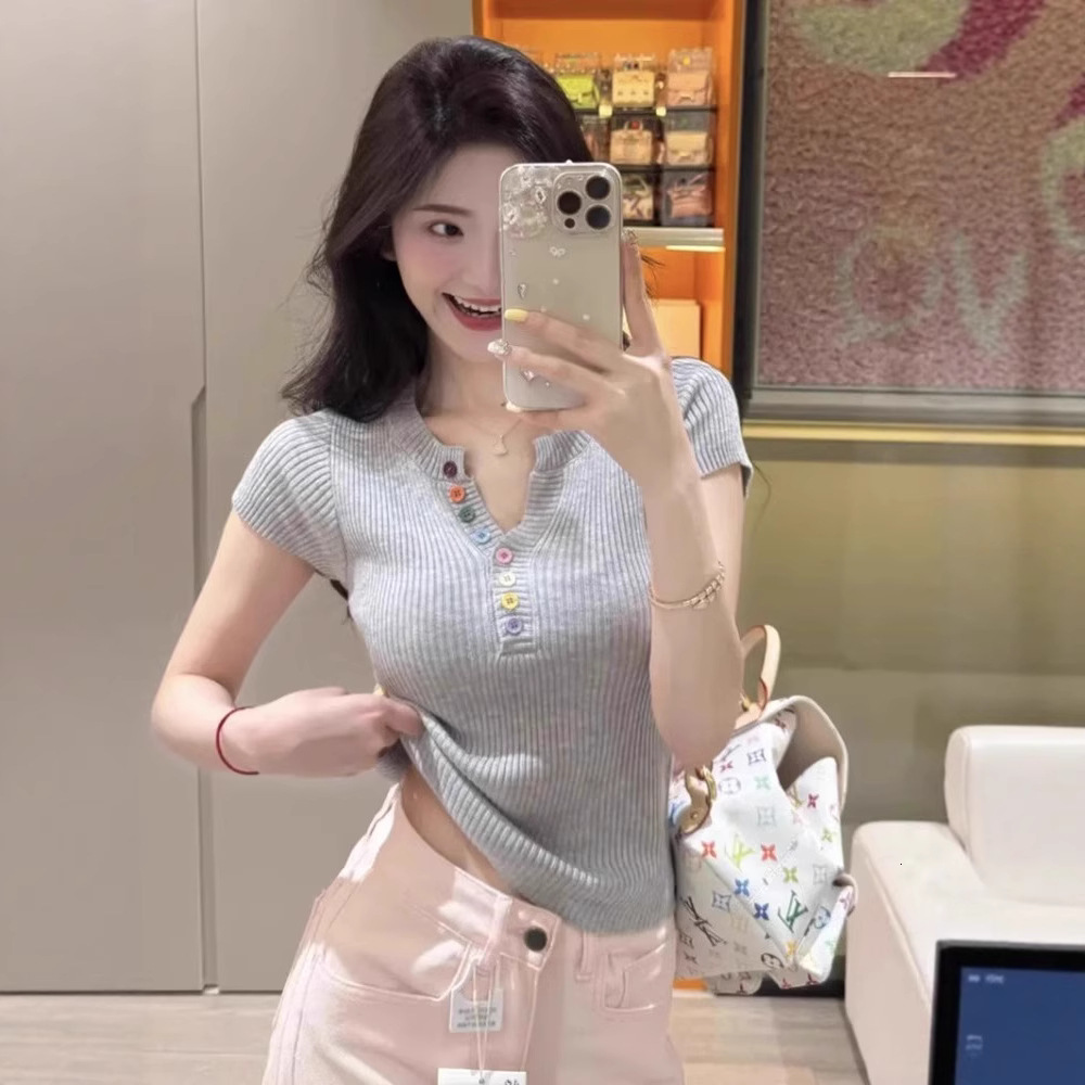 2025 Summer new women's T-shirt color button V-neck knitted short sleeved women's T-shirt summer new slim fit knitted top new designer T-shi