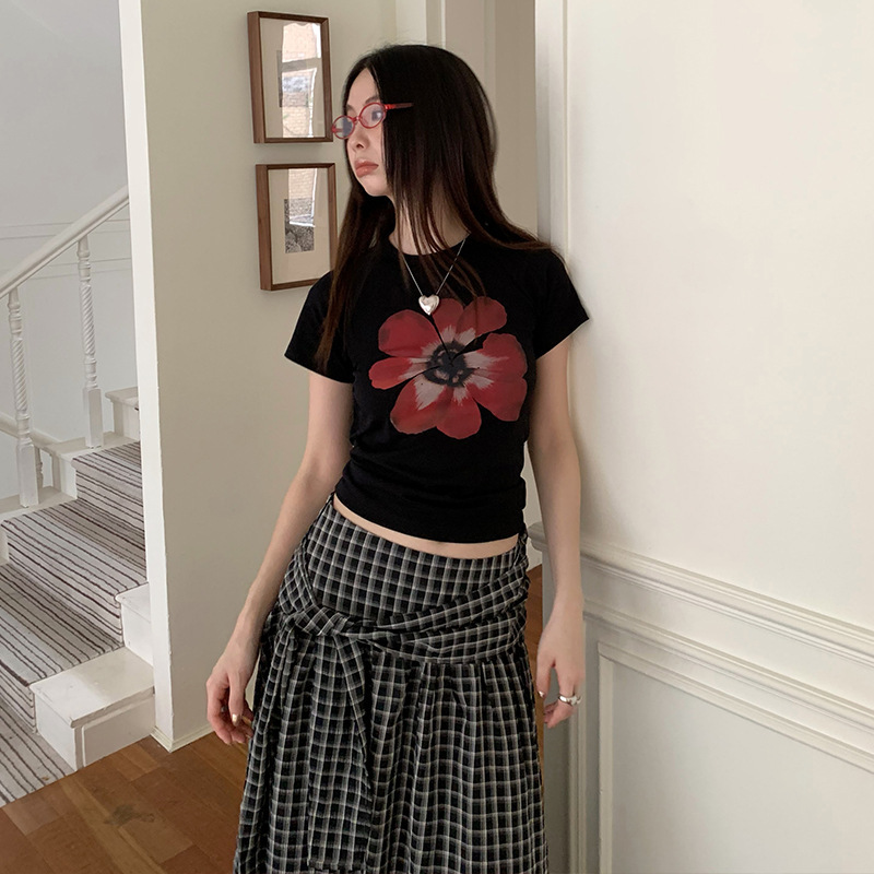 2025 Summer new women's T-shirt new spicy girl color blocked flower graffiti print slim fit back hollow bow short sleeved T-shirt new designer T-