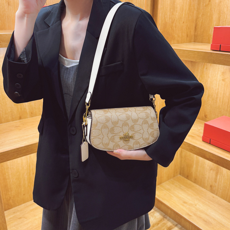 Designer High-End Feel for Women 2025 New Versatile Fashion Elegant Underarm Single Shoulder Baguette Crossbody Light Luxury Women's Bag