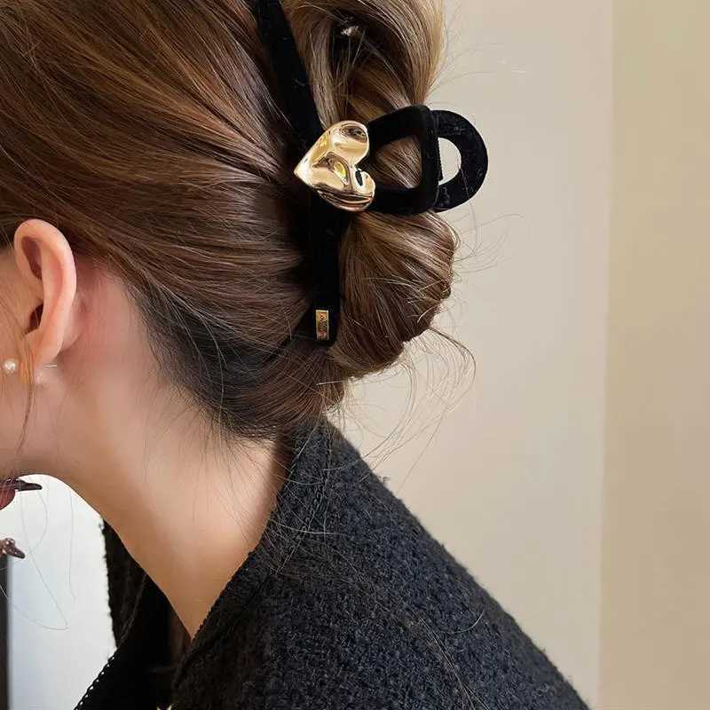 New Black Velvet Heart Hair Clip for Women Temperament Hair Claw Clips Large Size Hairpin Franch Girl Winter Hair Accessories Z250707
