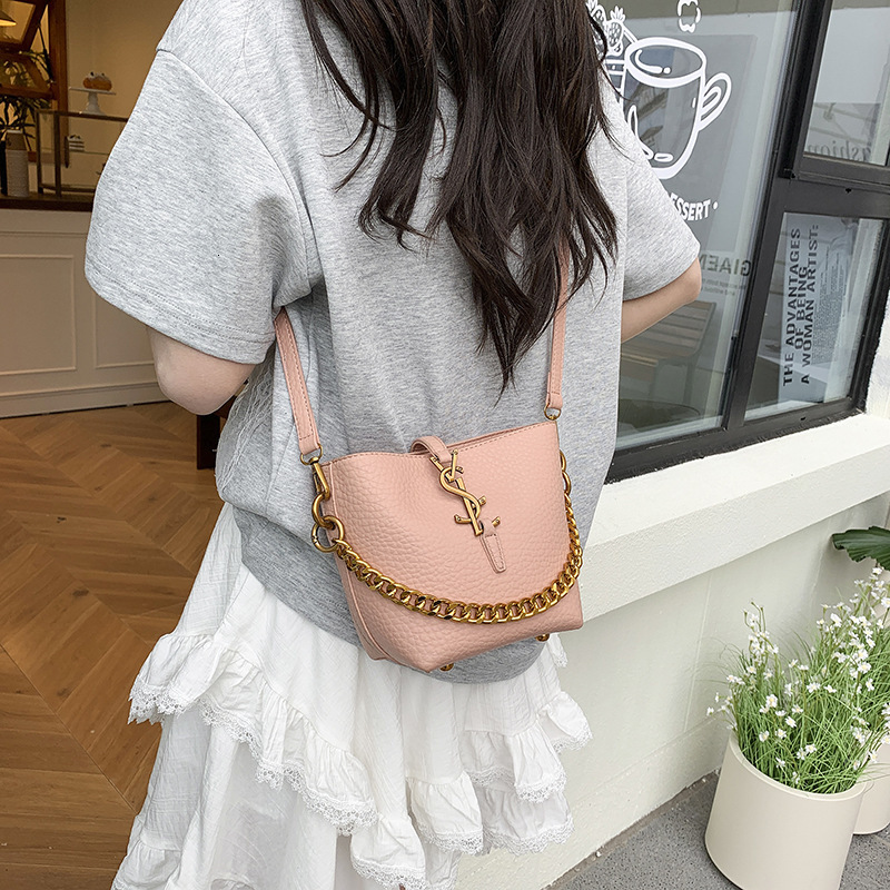 Designer High-End Feel for Women 2025 New Fashion Versatile Bucket Niche Design Simple Casual Shoulder Crossbody Light Luxury Women's Bag