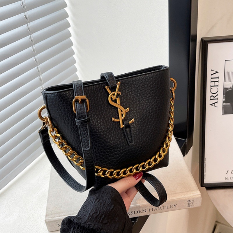 Designer High-End Feel for Women 2025 New Fashion Versatile Bucket Niche Design Simple Casual Shoulder Crossbody Light Luxury Women's Bag