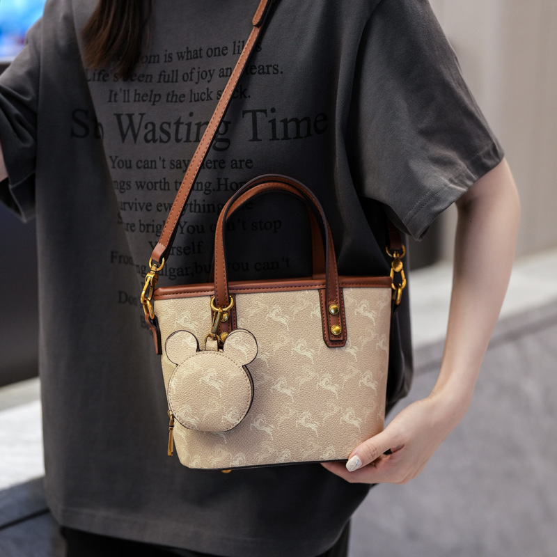 Designer 2025 New Style Elegant Texture Printed Large Capacity Crossbody Fashion Single Shoulder Handbag Bucket Light Luxury Women's Bag