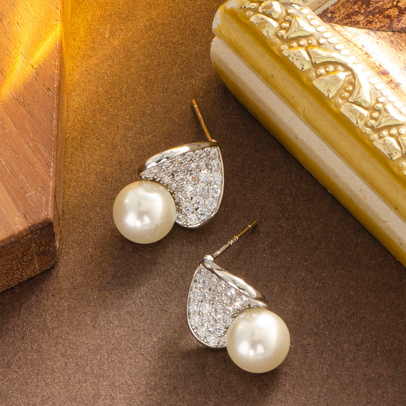 Korean Version Exquisite Fashion Style Inlaid Zircon Imitation Pearl Earrings for Women High-end Light Niche Sier Needle Ear Jewelry