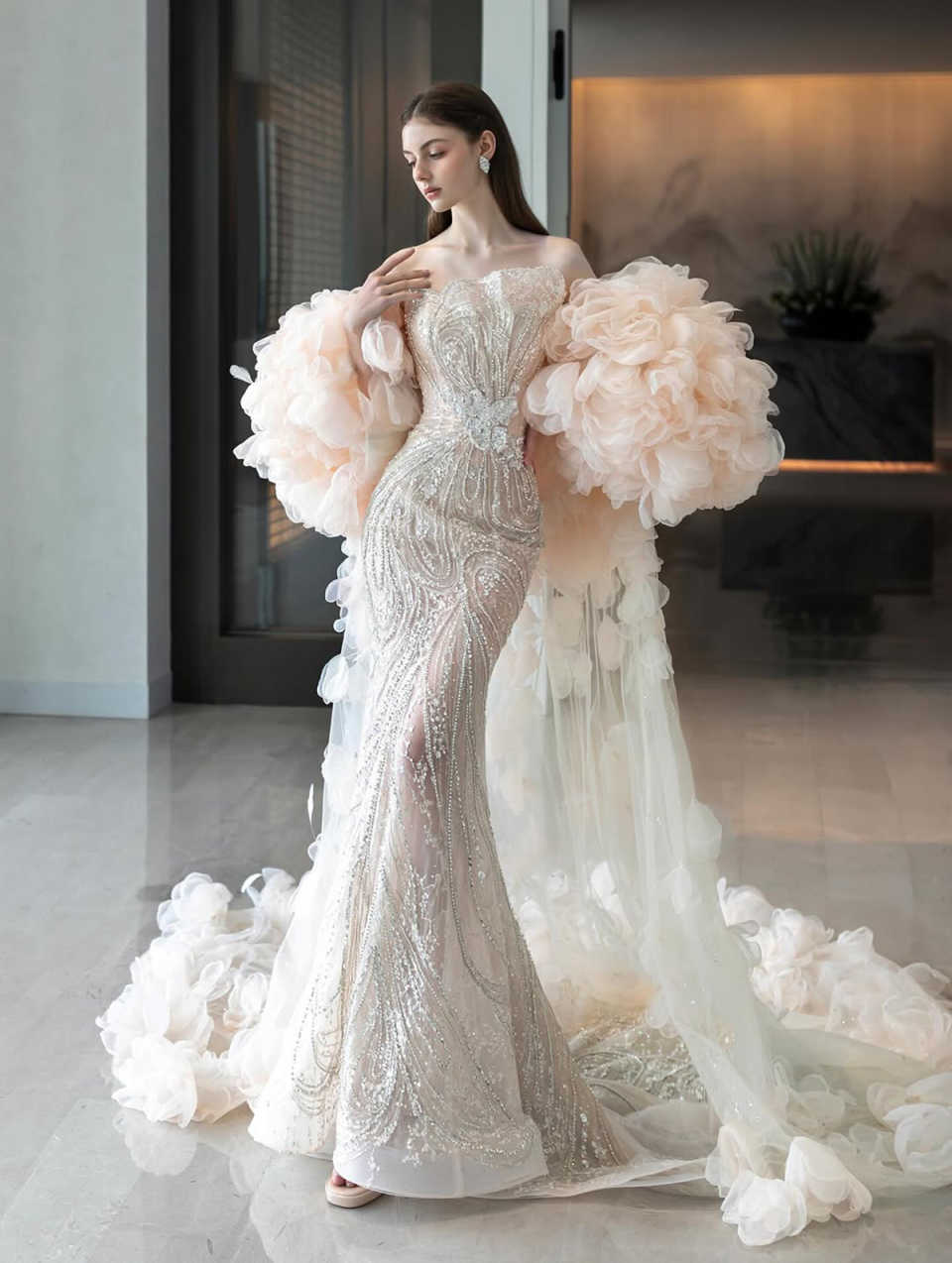 Gorgeous Strapless Customized Evening Dresses Elegant Sequined Lace Prom Dress Floor Length Party Gown with Ruffle Train