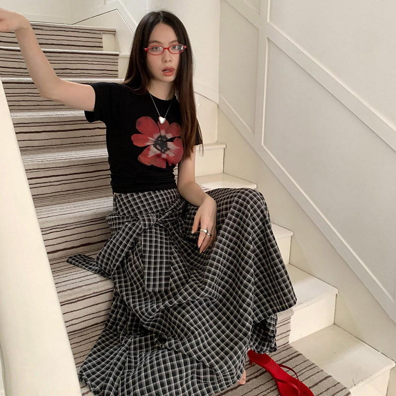2025 Summer new women's T-shirt new spicy girl color blocked flower graffiti print slim fit back hollow bow short sleeved T-shirt new designer T-