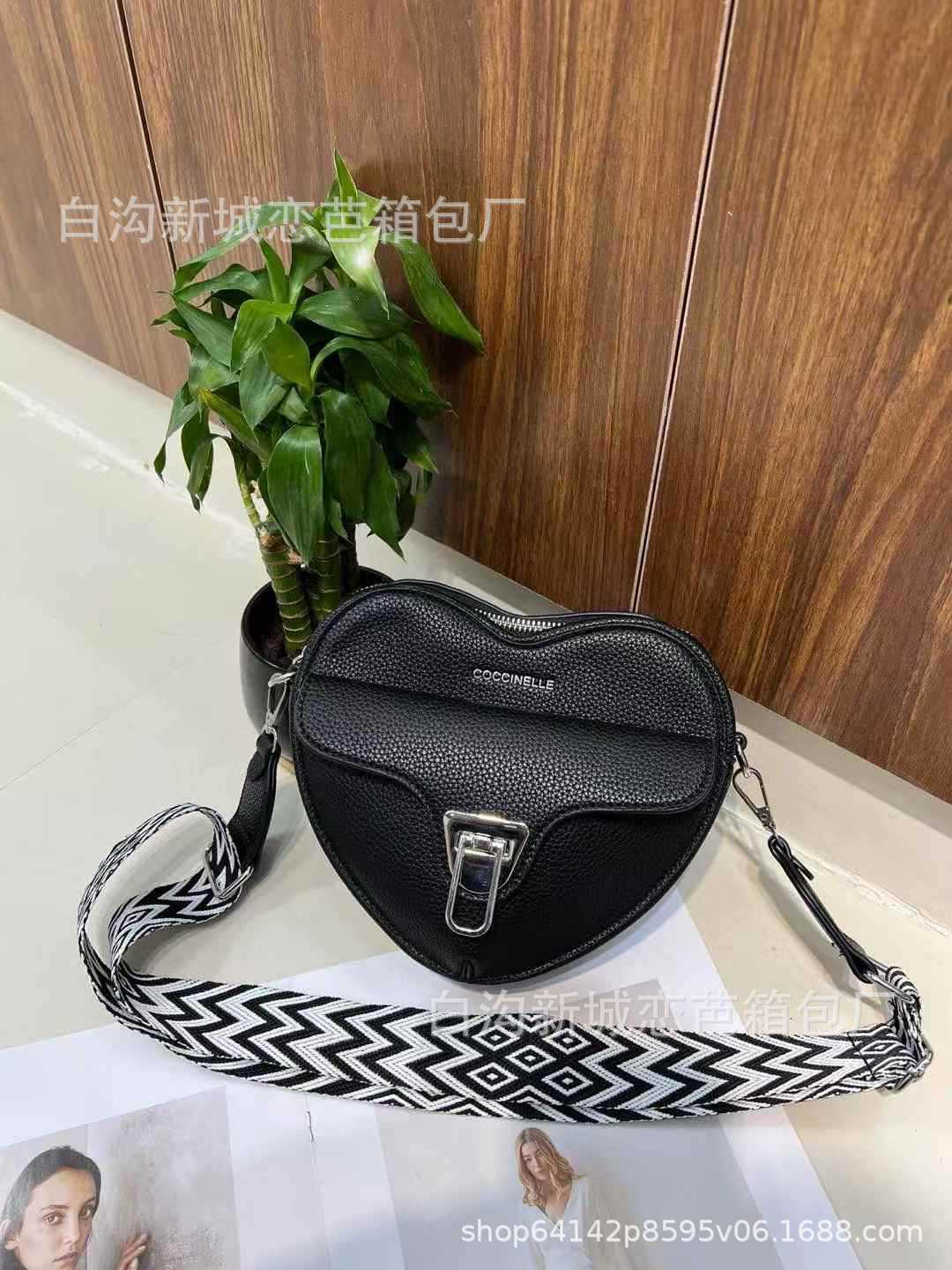 Designer Coccinelle2025 New Heart Shoulder Solid Color Lychee Pattern Underarm Valentine's Day Crossbody Light Luxury Women's Bag