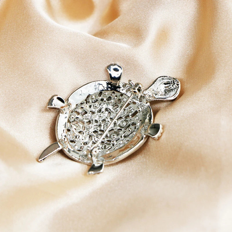 Delicate Crystal Hollow Turtle Brooches for Women Exquisite Shiny Tortoise Pins Party Sea Animal Jewelry Gifts 250625