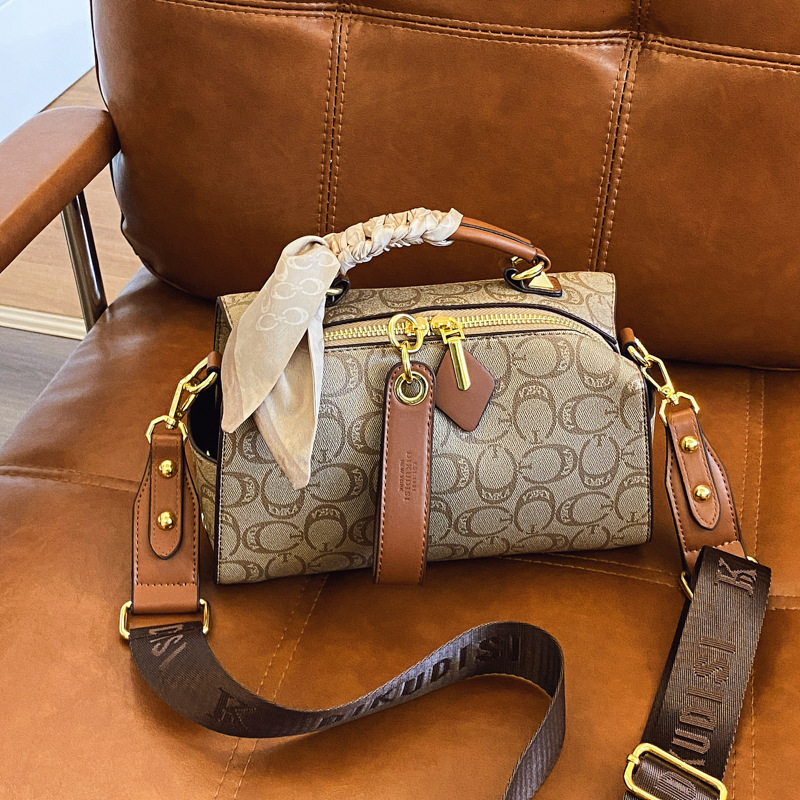 Designer 2025 New High-End Handbag Large Capacity Versatile Monogram Shoulder Pillow Boston Crossbody Light Luxury Women's Bag