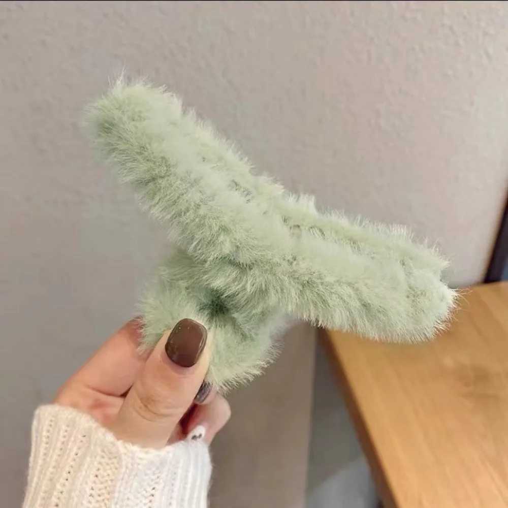 Winter Faux Fur Hair Claws for Women Elegant Acrylic Crab Barrette Hairpin Girls Hair Accessories Furry Headwear Hair Claw Clip Z250707