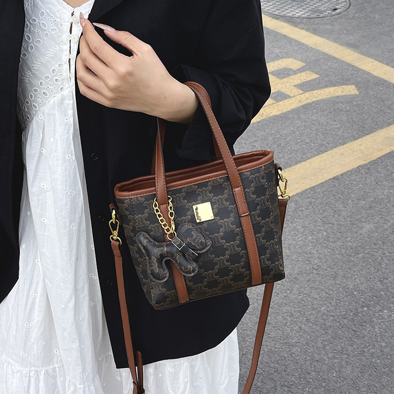 Designer High-End Feel for Women 2025 New Trendy Bucket Versatile Elegant Fashionable Shoulder Crossbody Light Luxury Women's Bag